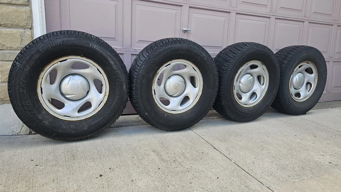 4 WINTER TIRE Set Rim and Hub Caps. 265/70R16 - photo 2