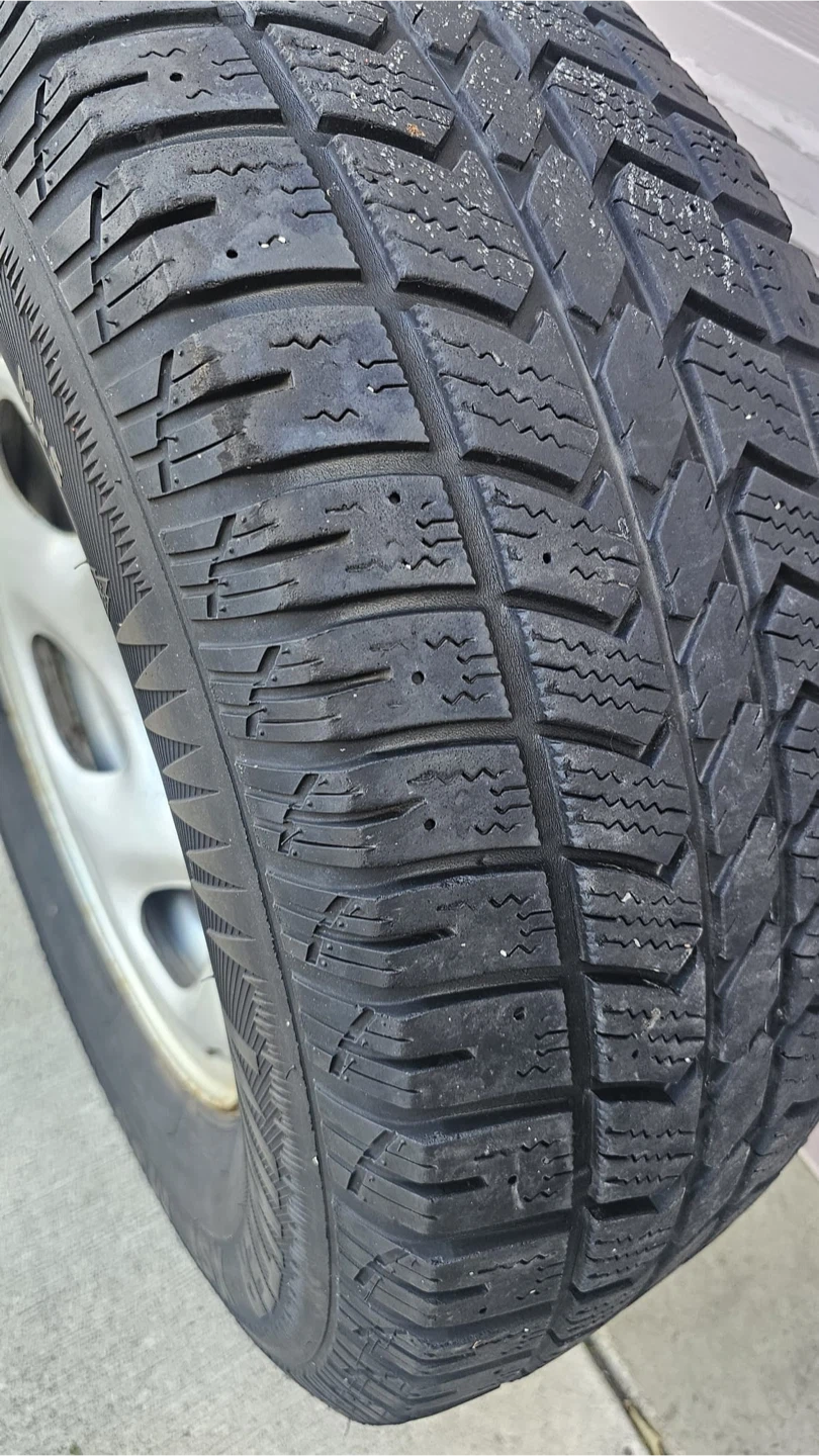 4 WINTER TIRE Set Rim and Hub Caps. 265/70R16 - photo 3