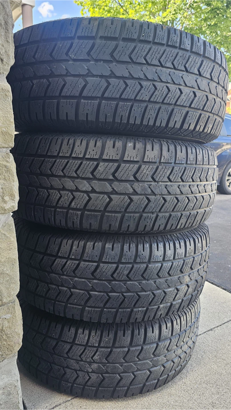 4 WINTER TIRE Set Rim and Hub Caps. 265/70R16 - photo 4