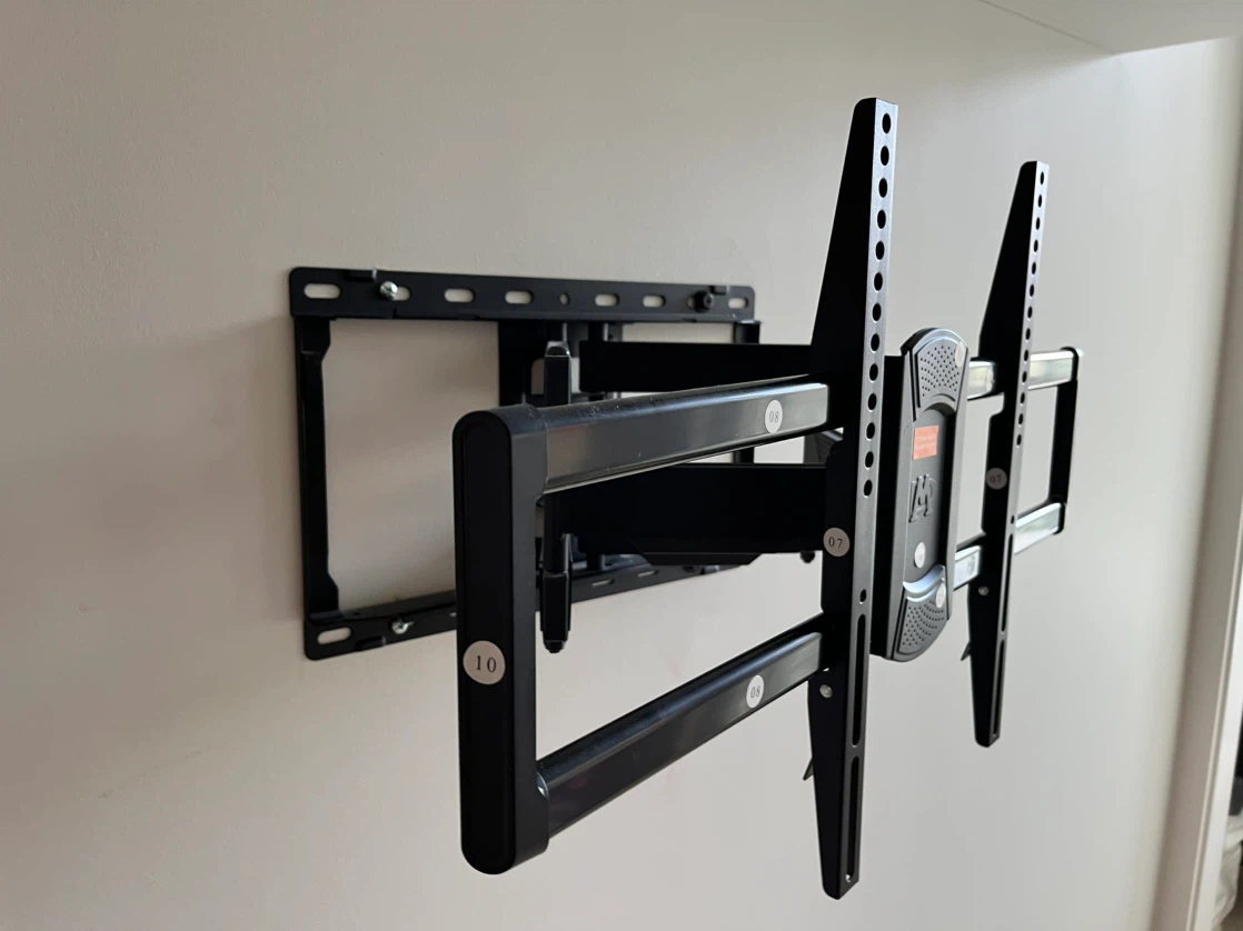 Like NEW full motion TV wall mount - photo 3
