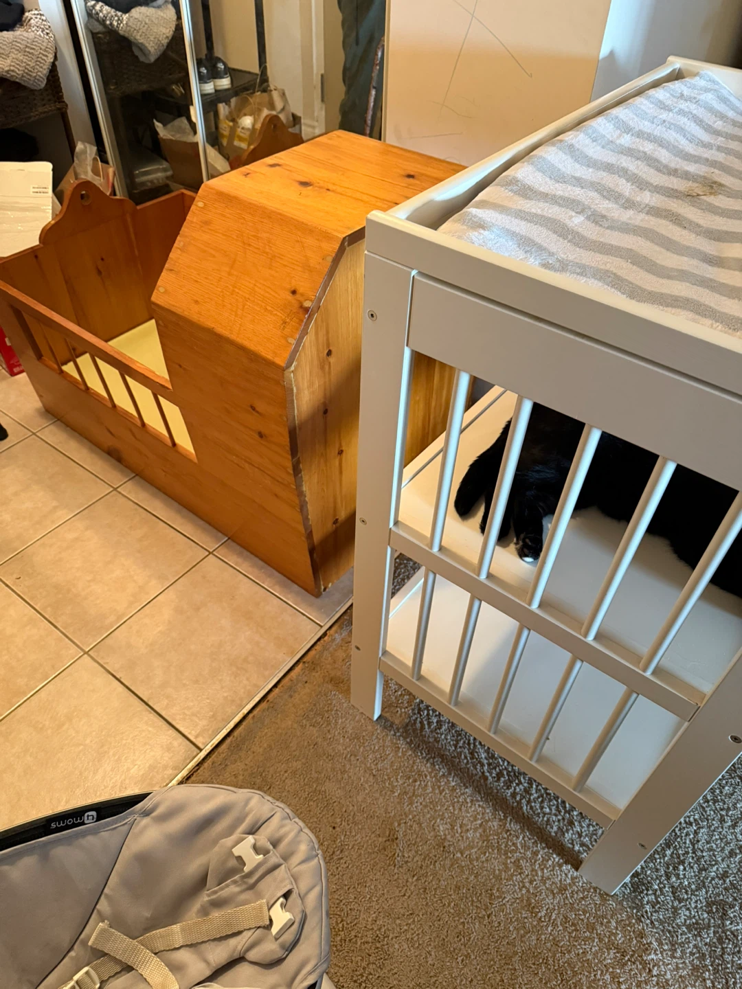 Changing Table & wooden rocking crib - photo 3