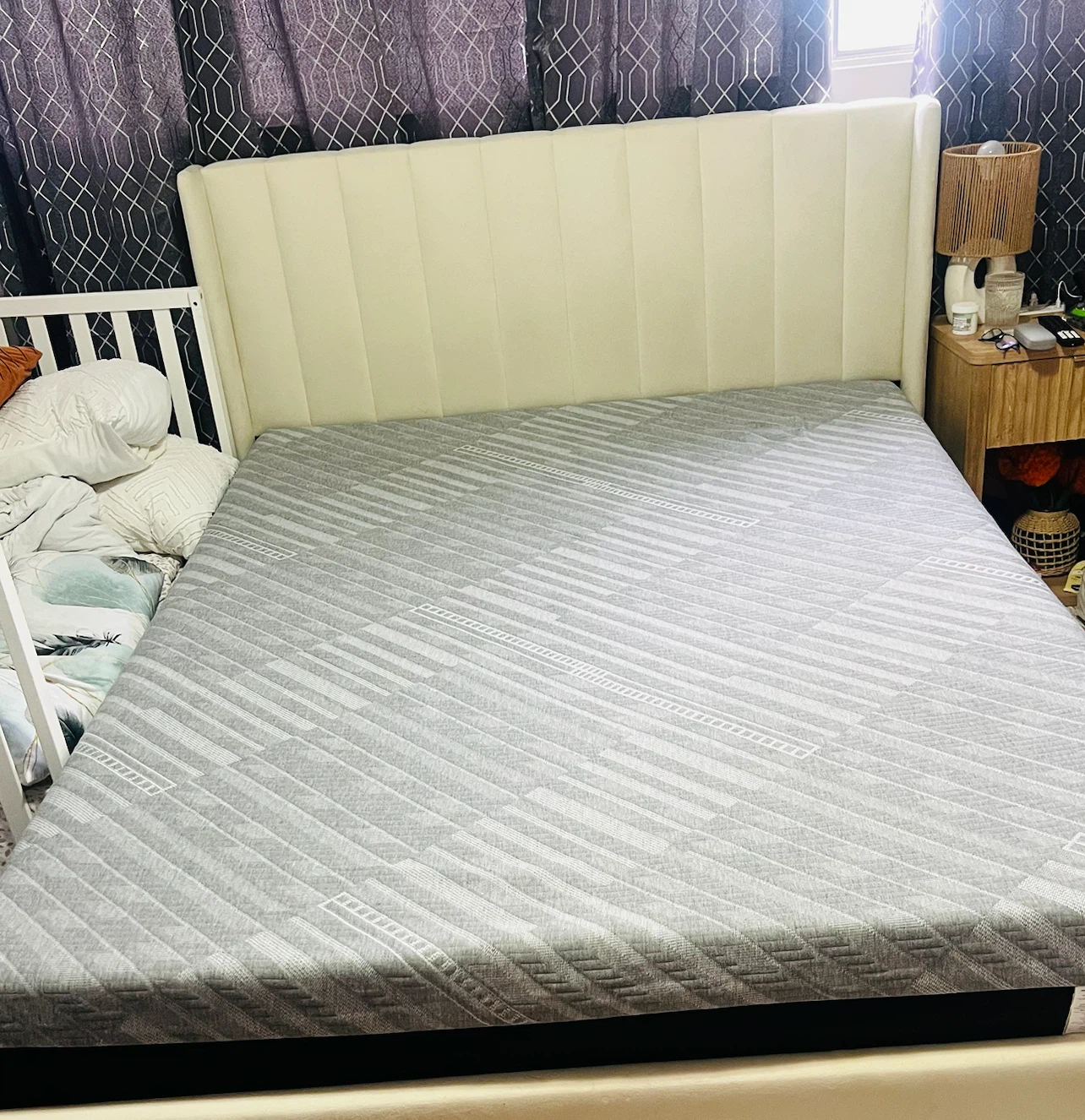 Queen Size 8-Inch Memory Foam Mattress – Like New - photo 2