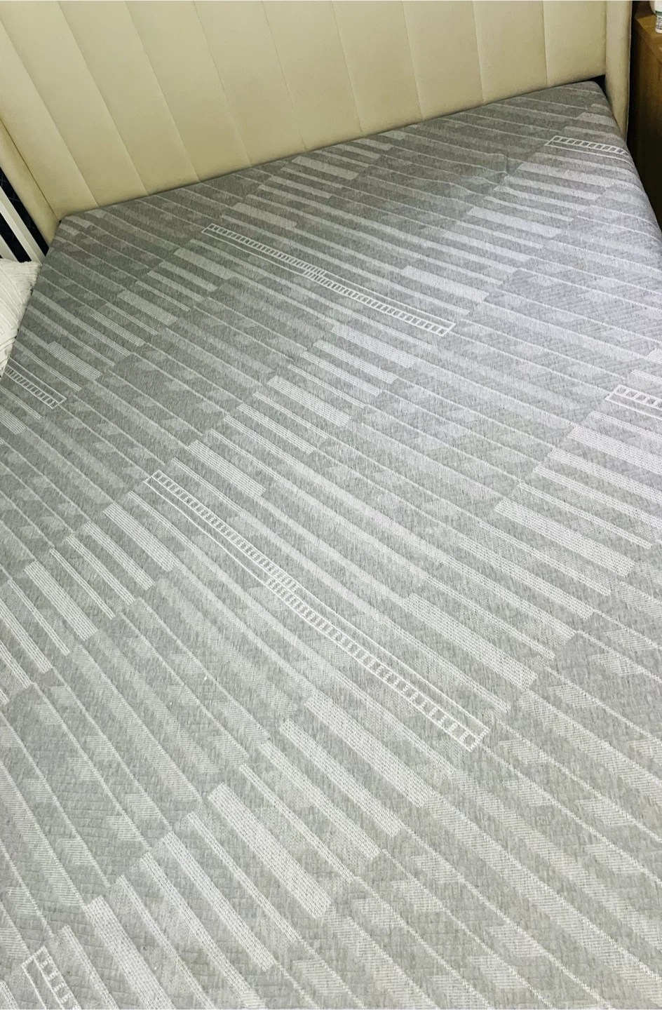 Queen Size 8-Inch Memory Foam Mattress – Like New - photo 4