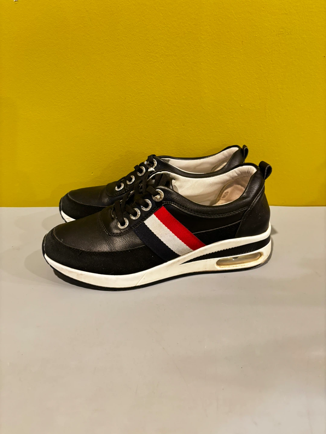 Women's Black Sneakers.8.5 size. - photo 2