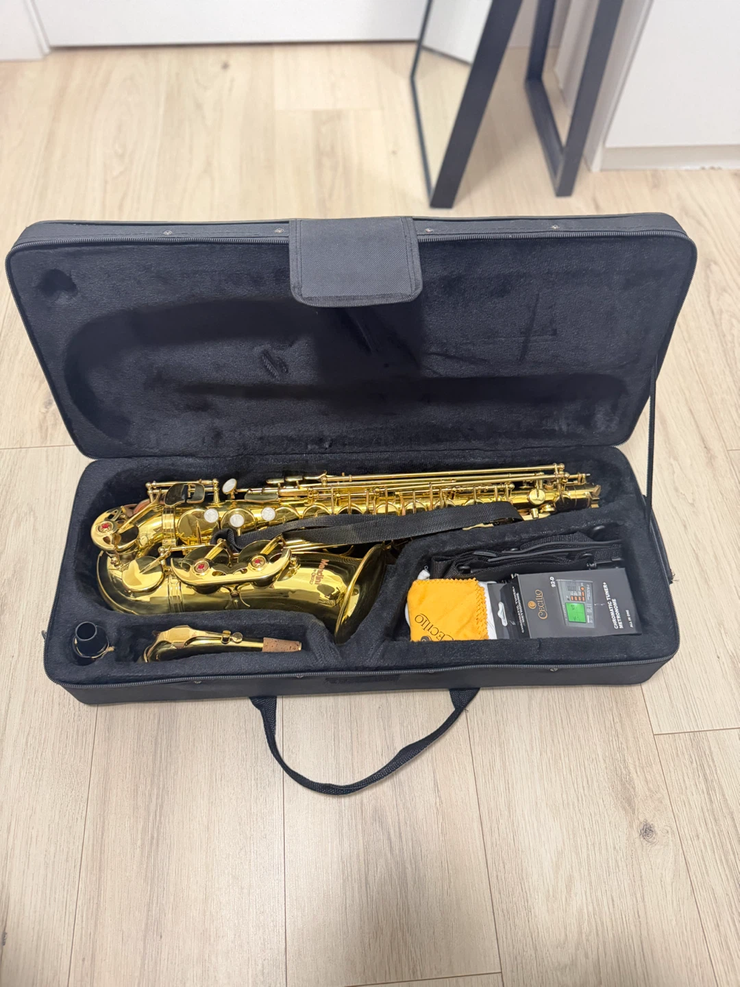Mendini by Cecilio Saxophone - Delivery Considered