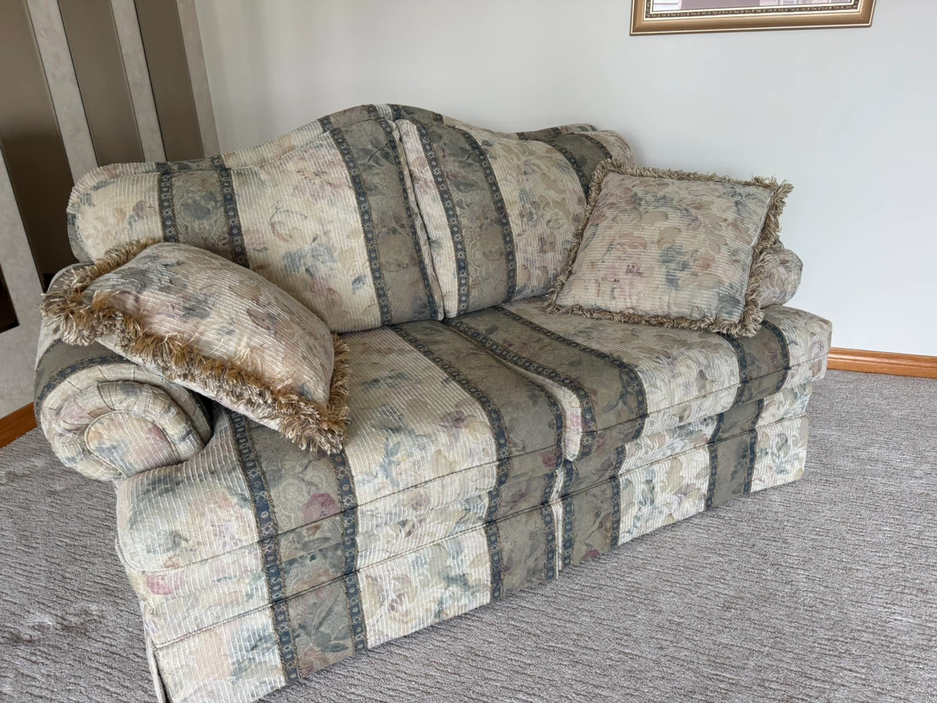 Quality 2-Seater Loveseat – Excellent Condition