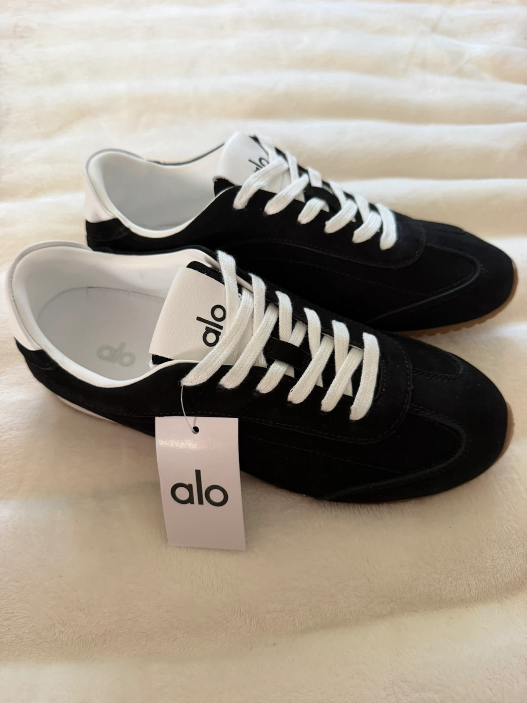 Alo Yoga Sneakers Black and White size Men 6 Women 7,5