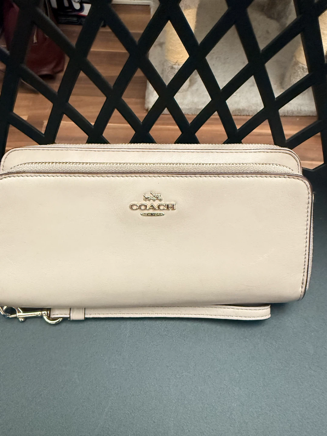 Brand name purses and wallets plus speaker please read ad - photo 5