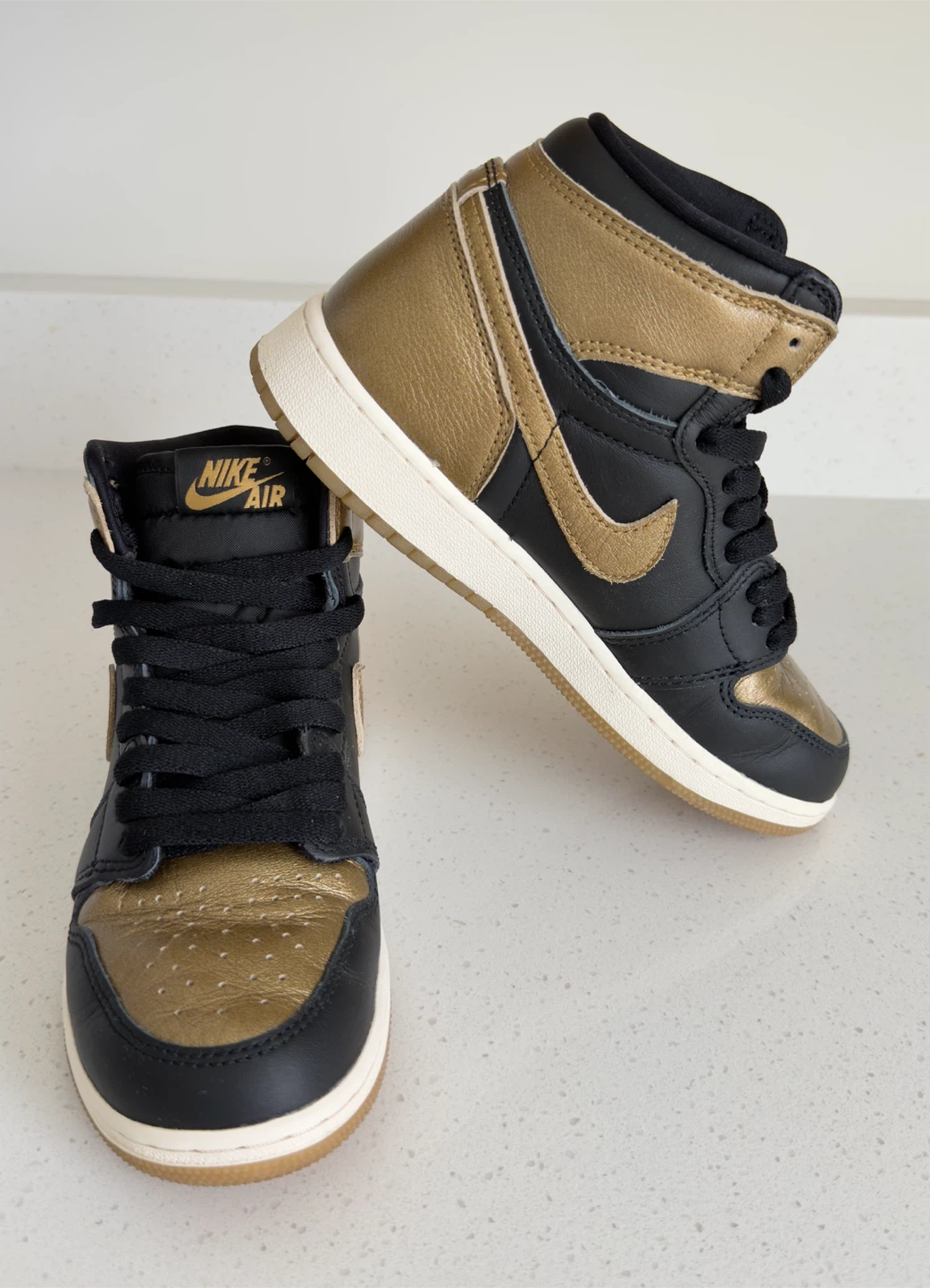 🔥 NIKE AIR JORDAN 1 MID BLACK / METALLIC GOLD UNIQUE STYLE! 🔥