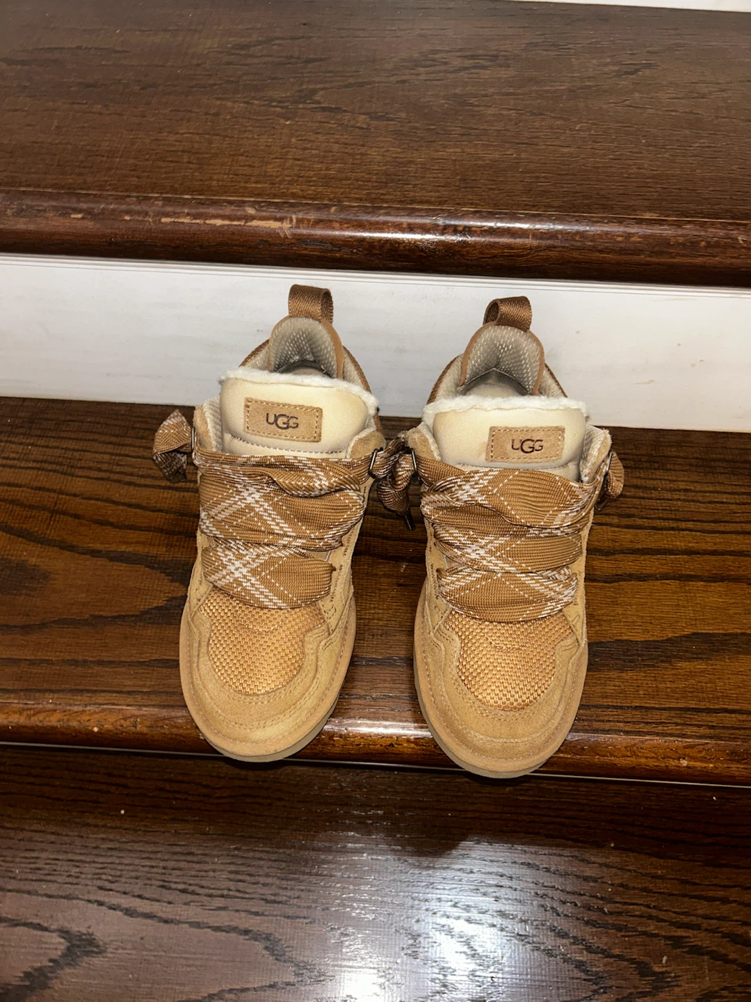 UGG Lowmel Women’s Size 7
