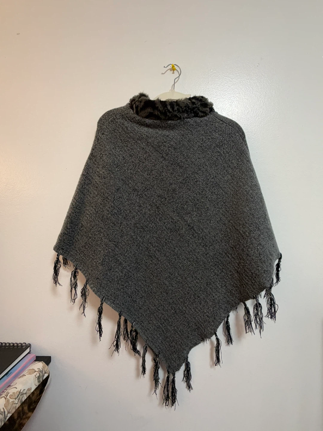 Grey knit poncho with faux fur trim - photo 2
