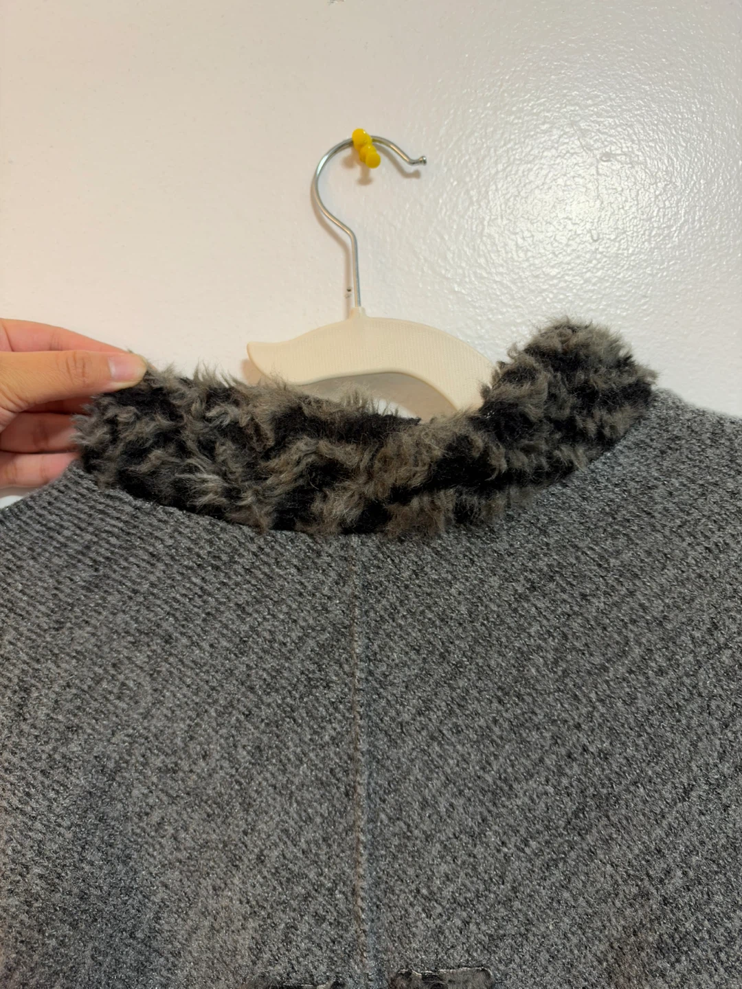 Grey knit poncho with faux fur trim - photo 4