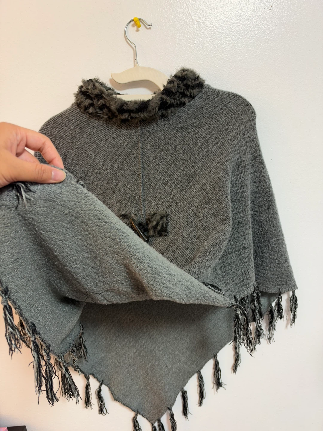 Grey knit poncho with faux fur trim - photo 5
