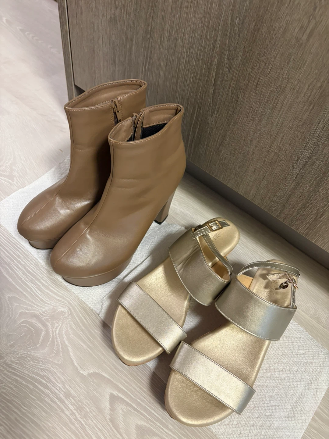 Set of 2 Shoes: Beige Boots & Gold Sandals (Size 23cm / US 6) - photo 2
