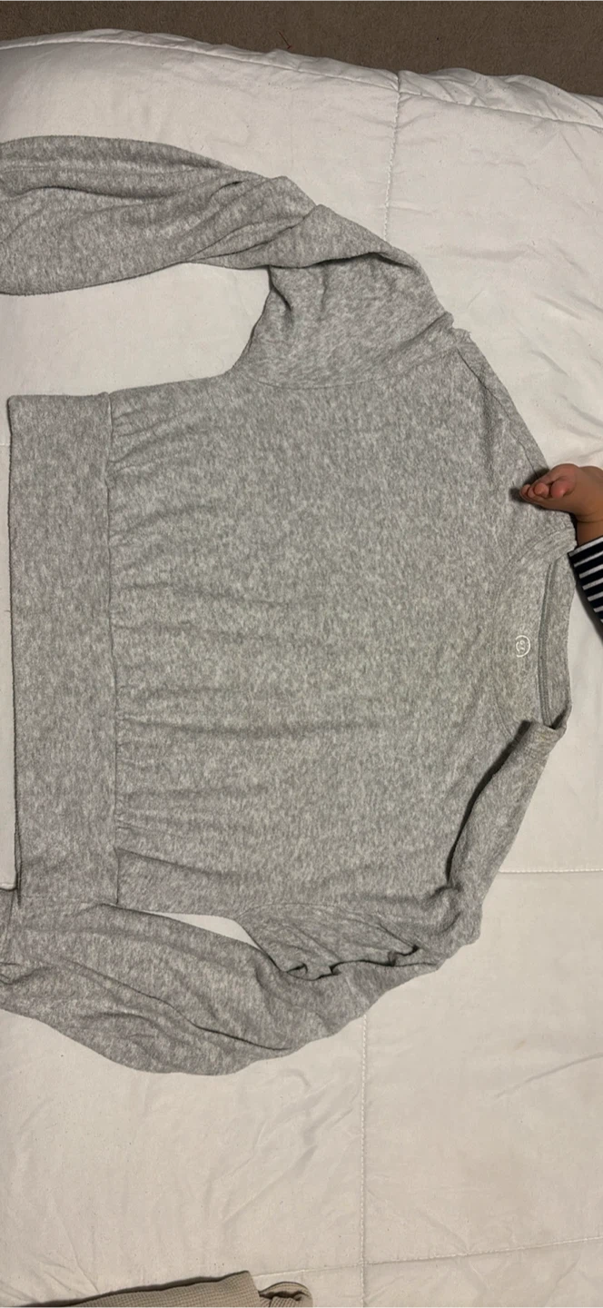 Gilly Hicks Grey Long-Sleeve Sweater - photo 2