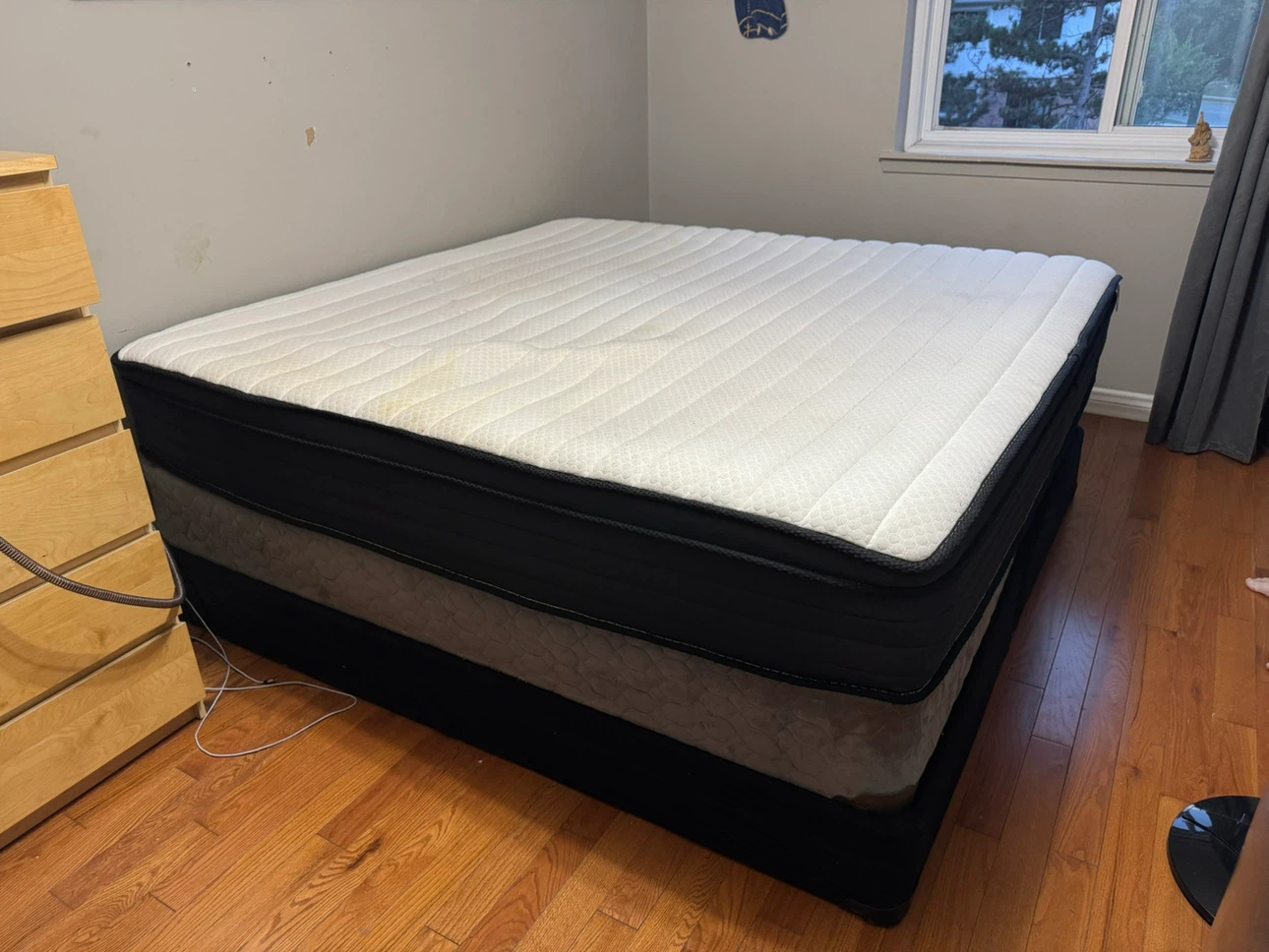 King size bed - photo 2
