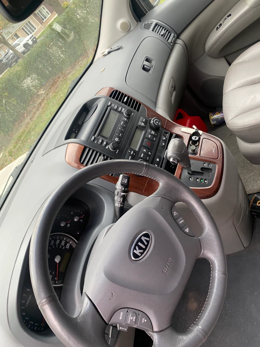 Kia Sedona EX minivan - photo 4