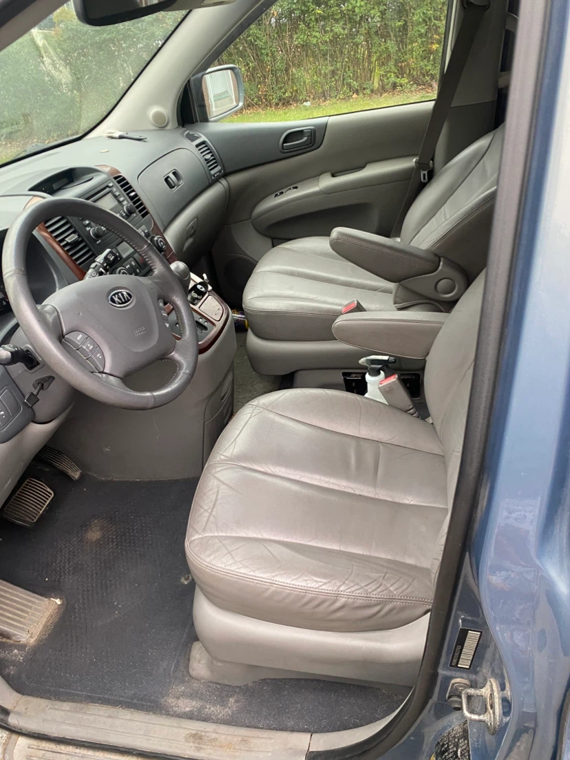 Kia Sedona EX minivan - photo 5