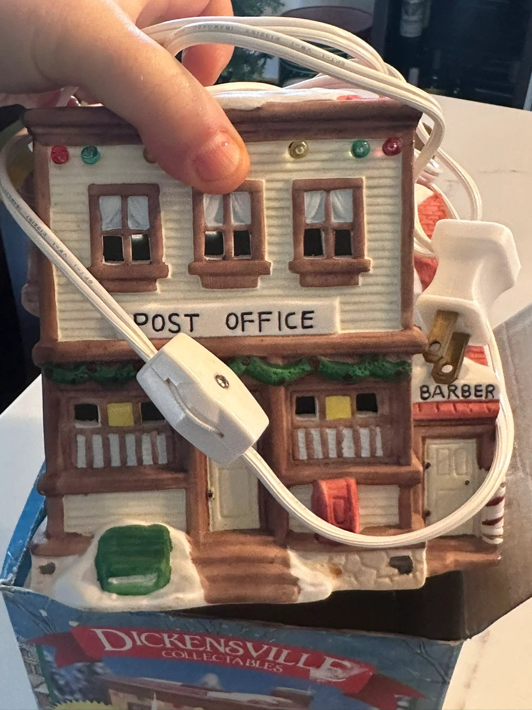 Dickensville Collectables Illuminated Post Office - photo 3