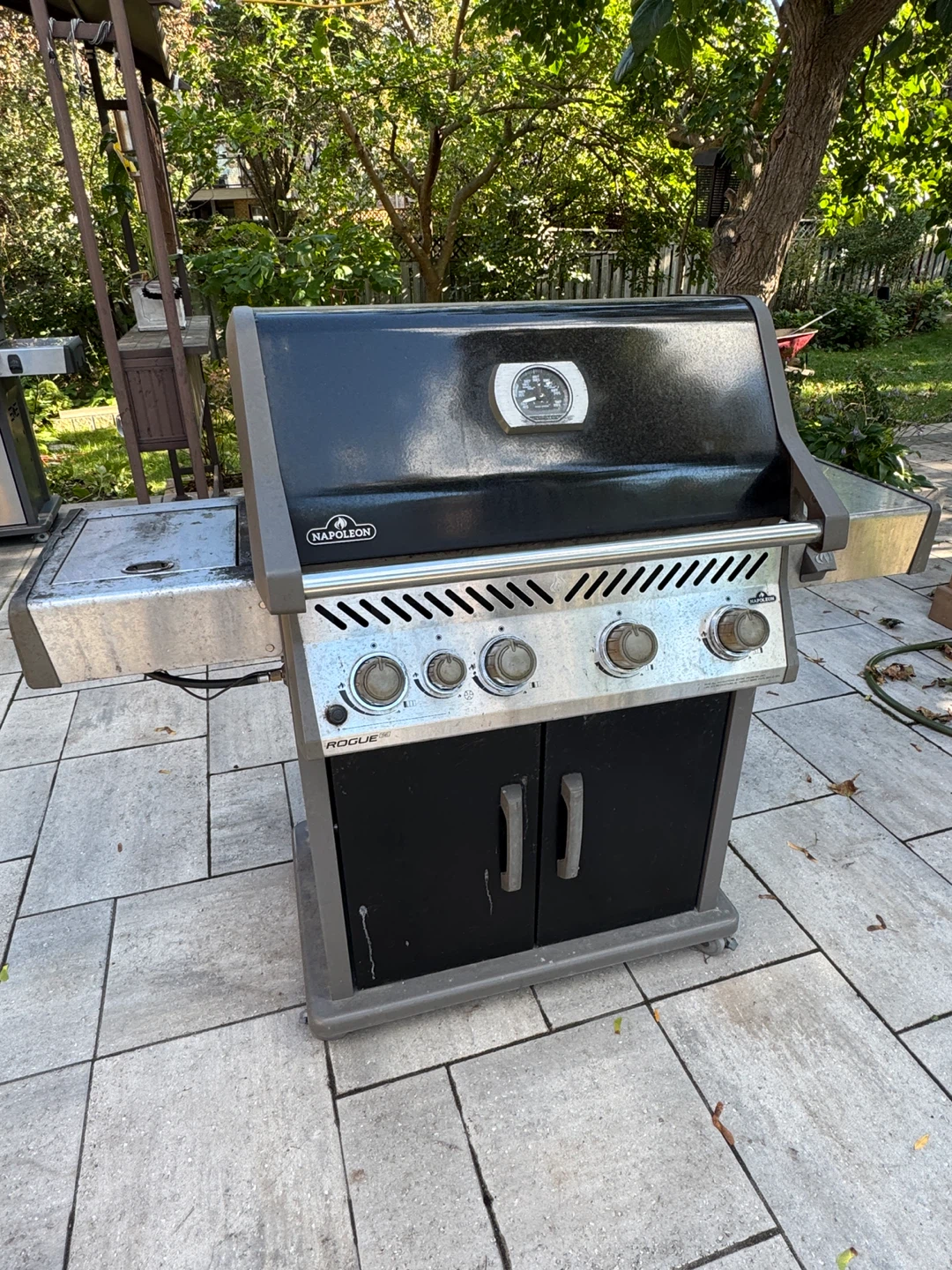Napoleon Rogue 4-Burner Propane BBQ - photo 2