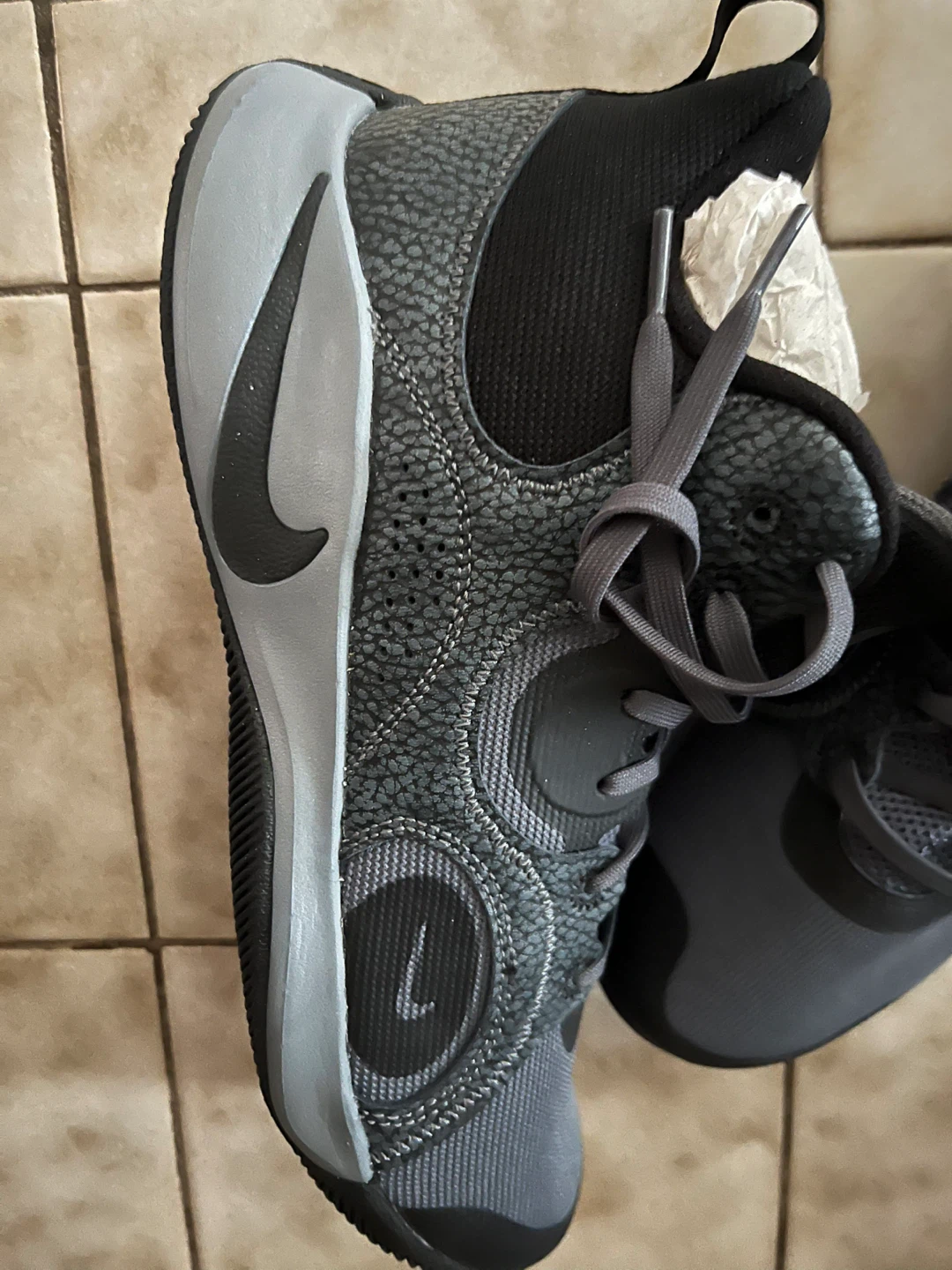 NEW Nike Basketball Shoes - size 9 men - photo 5