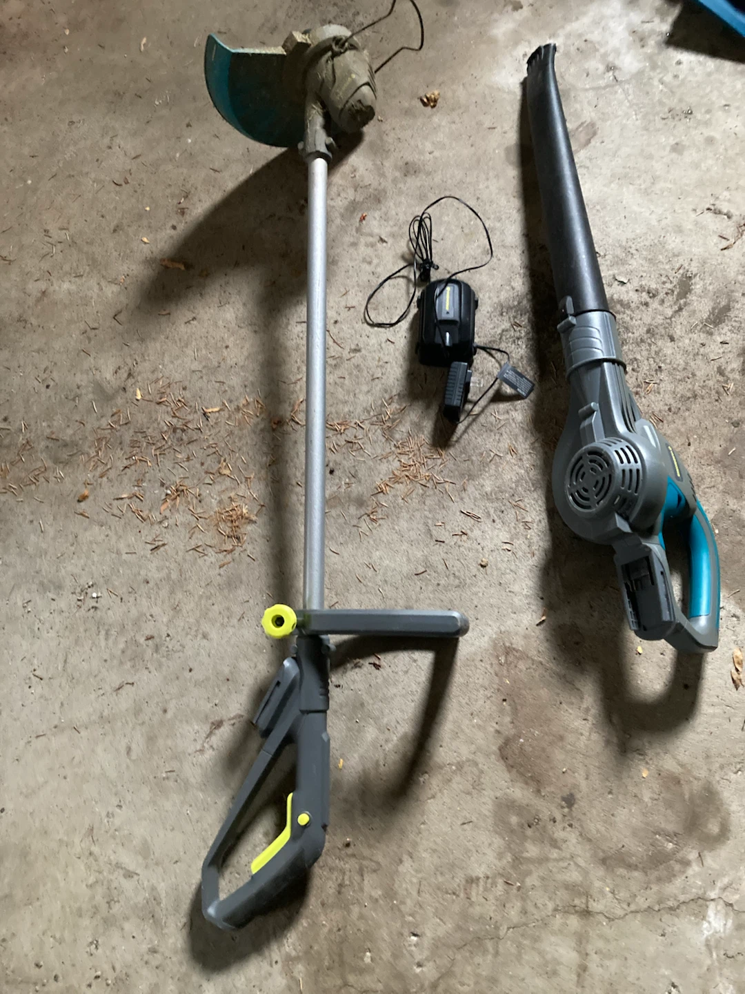 Yardworks Cordless Trimmer and Blower Combo