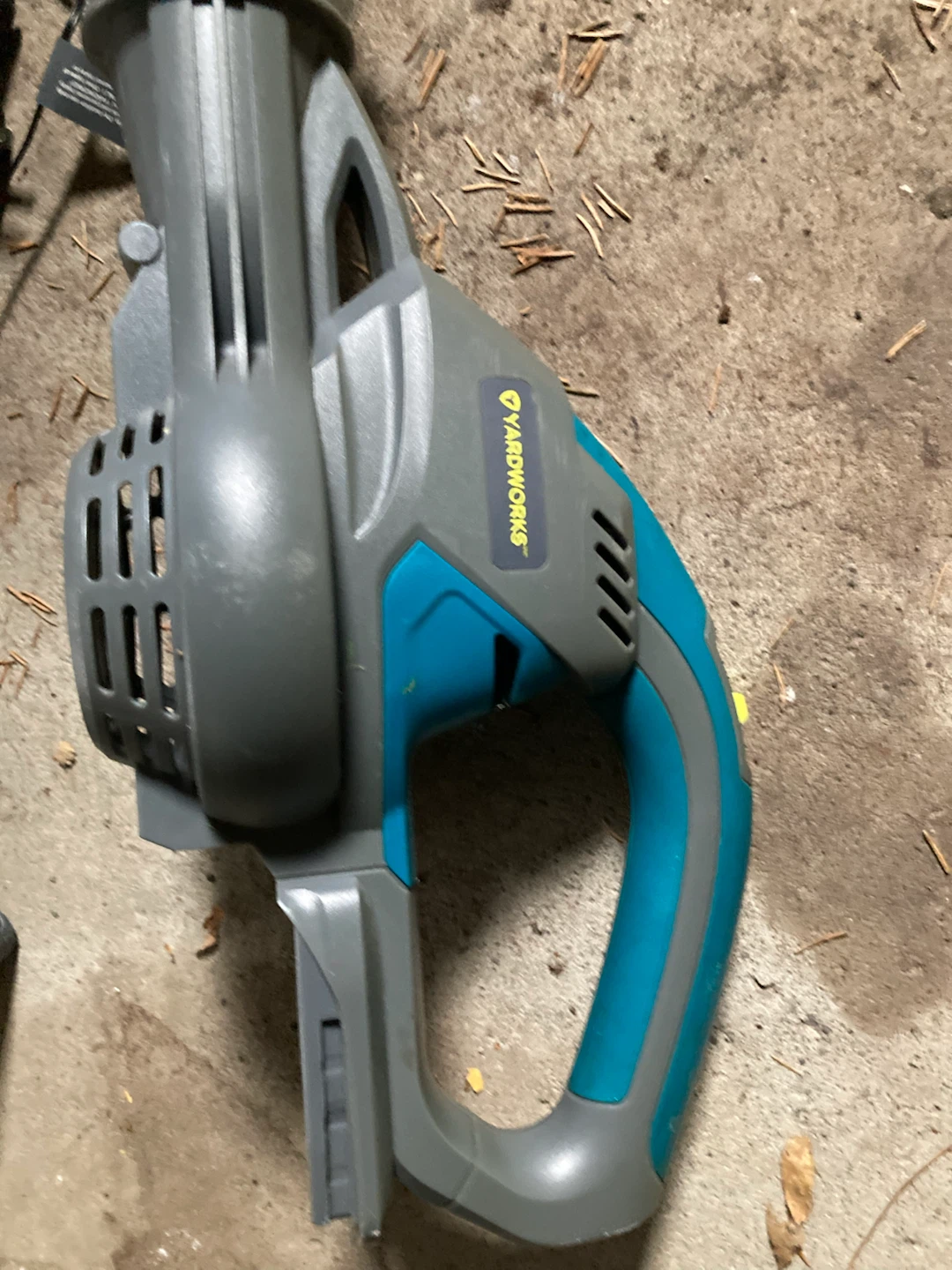 Yardworks Cordless Trimmer and Blower Combo - photo 3