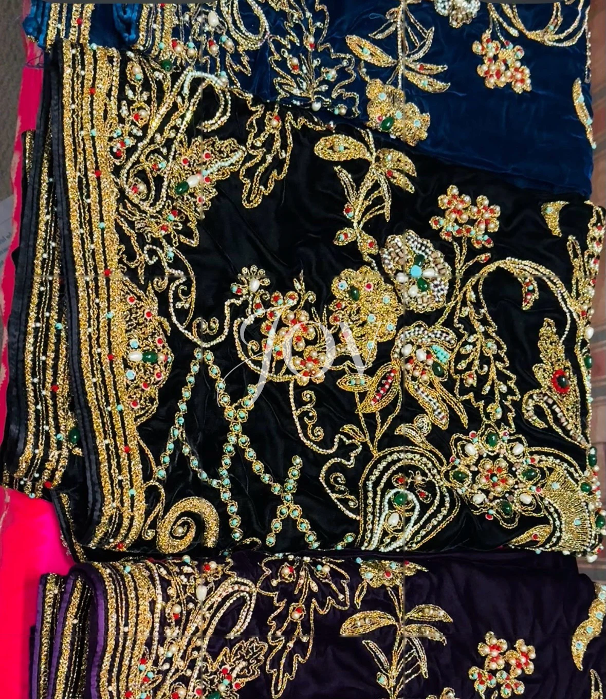 Embroidered Velvet Shawl 3 yards - photo 2