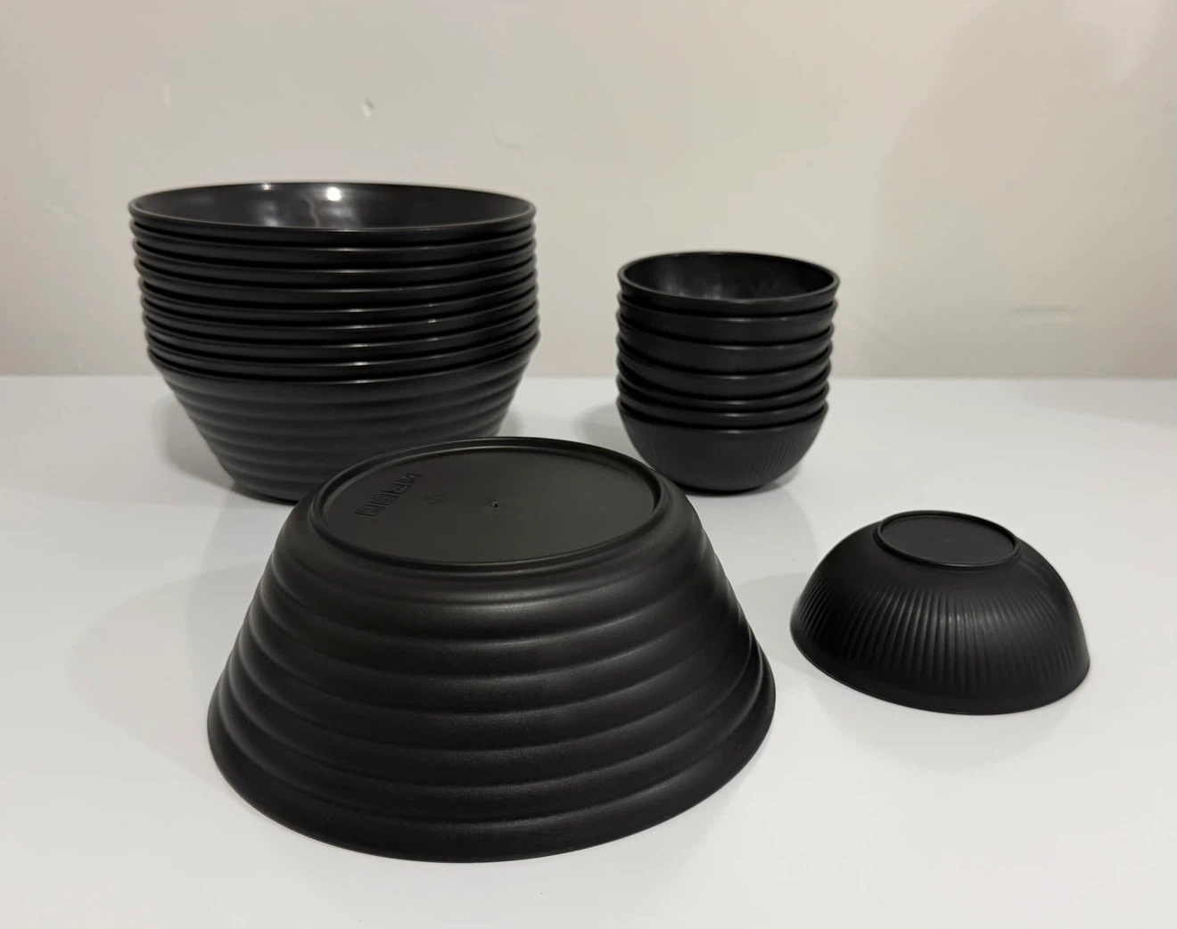 Set of black and white ribbed bowls