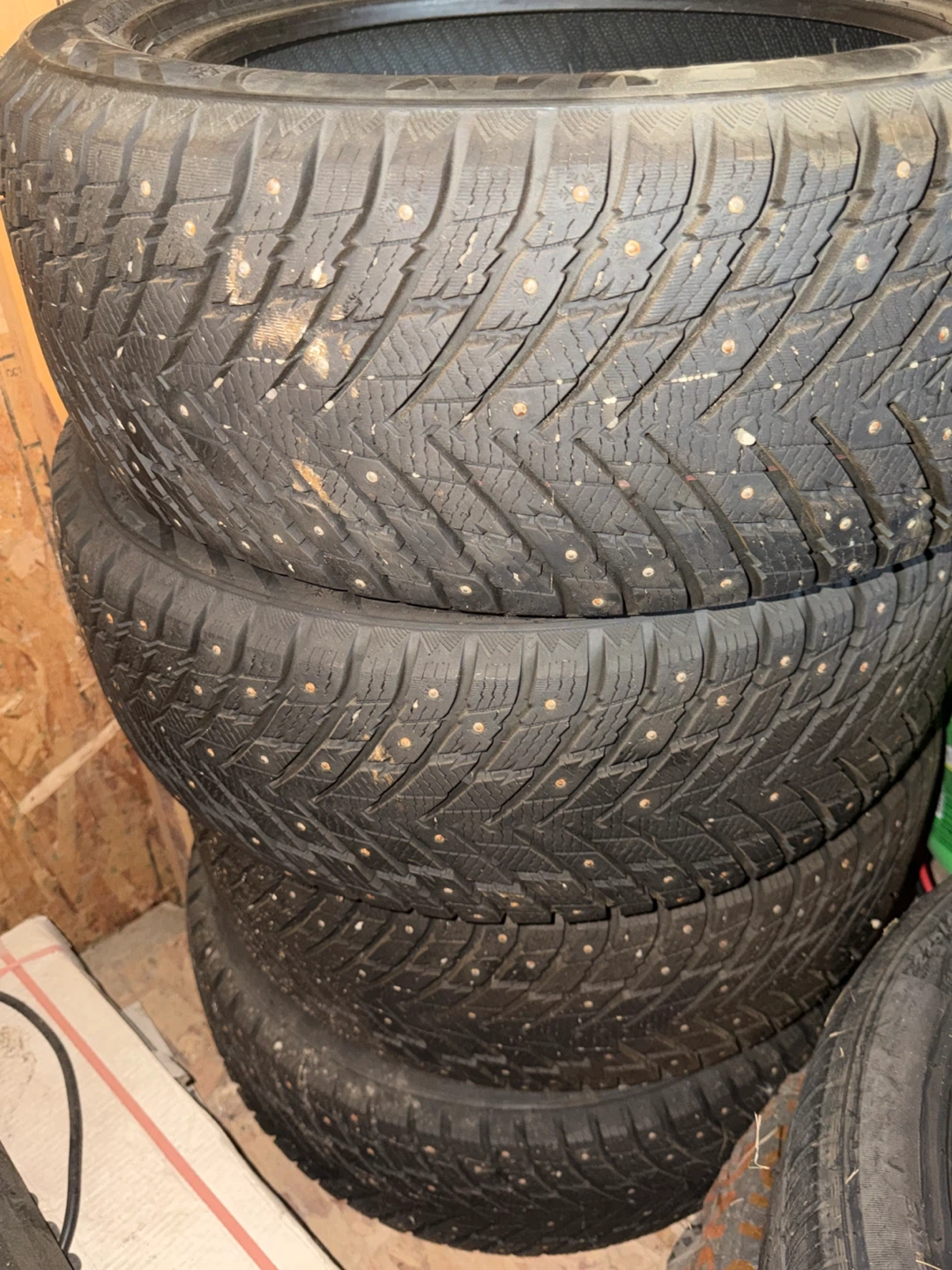 Set of 4 Zmax Winter Nova Studded Tires