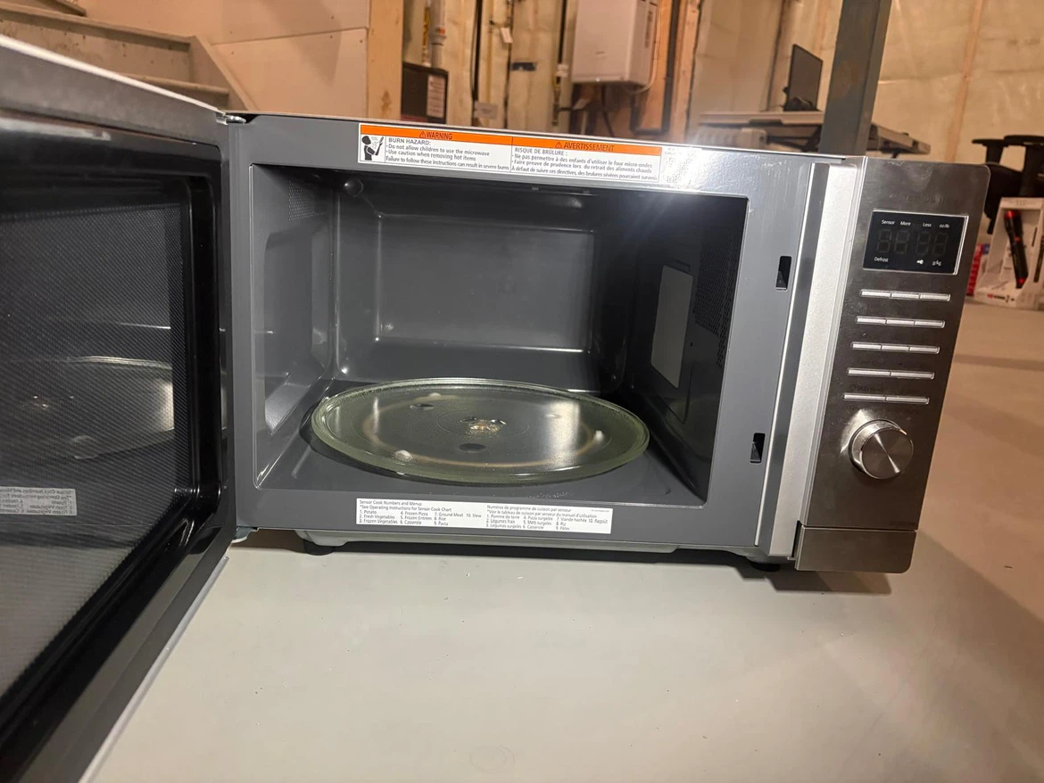 Panasonic Genius 1100W Microwave - photo 2