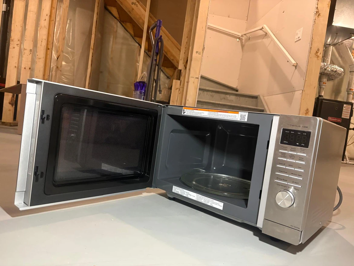 Panasonic Genius 1100W Microwave - photo 3
