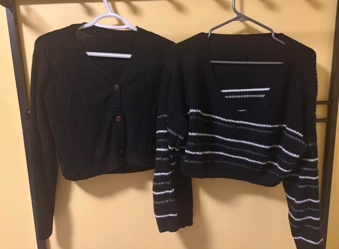 2 cropped sweaters (Never worn) (Small) (Free)