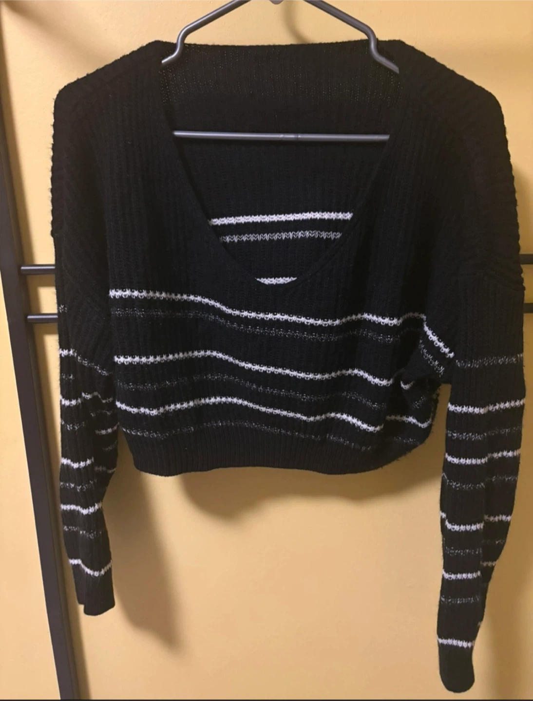 2 cropped sweaters (Never worn) (Small) (Free) - photo 4