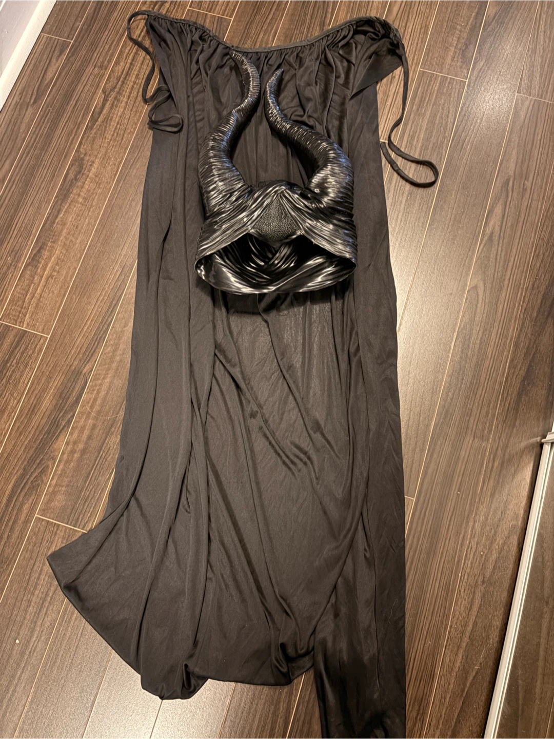 Maleficent Horns Headpiece and Black Cape - photo 3