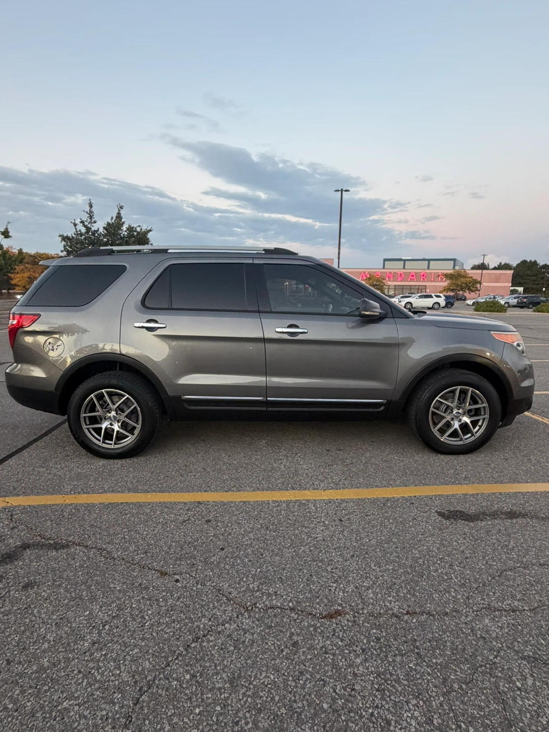 Ford Explorer XLT SUV - photo 2
