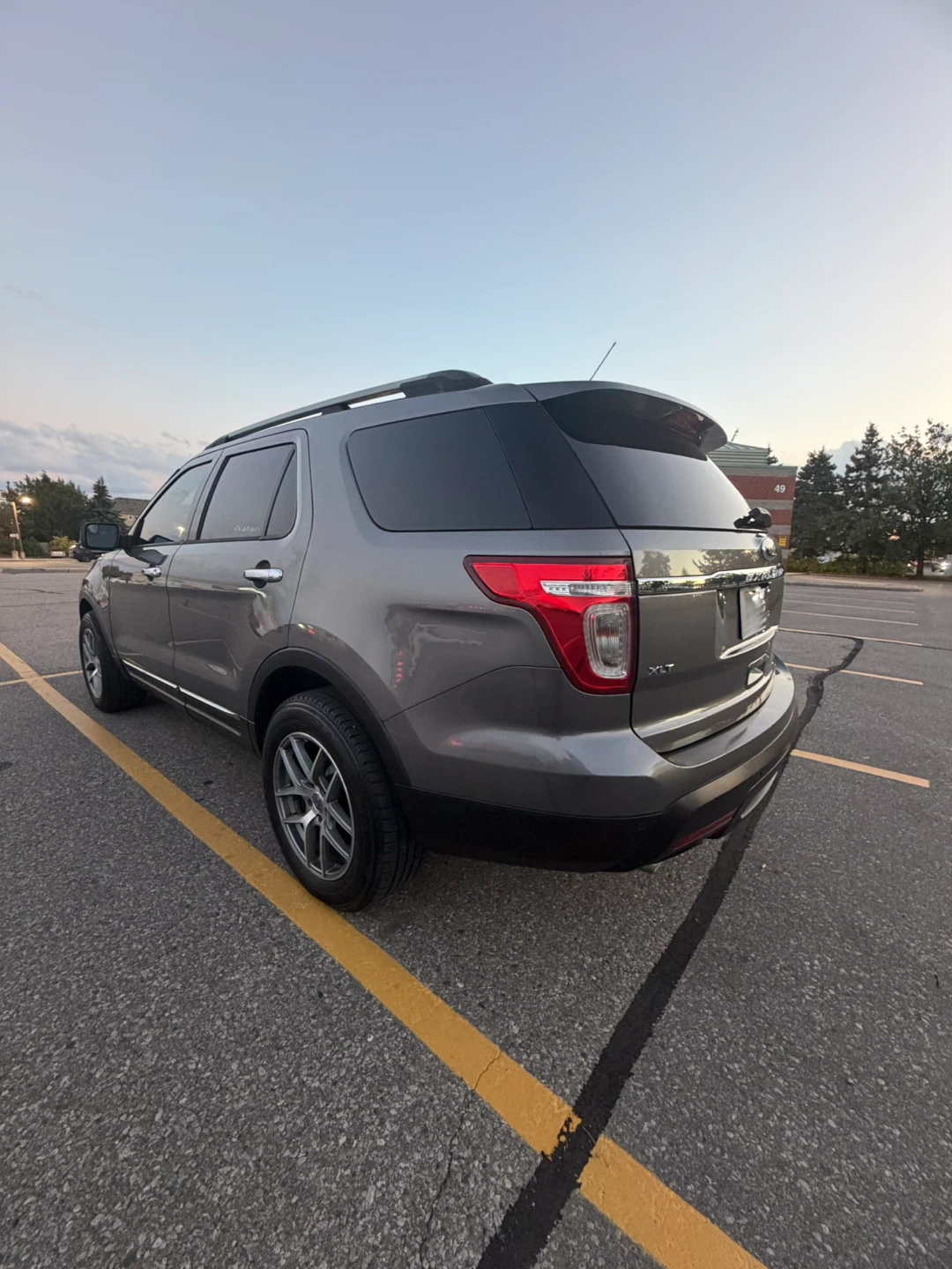 Ford Explorer XLT SUV - photo 3