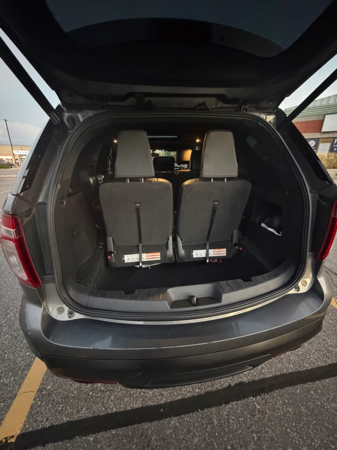 Ford Explorer XLT SUV - photo 5
