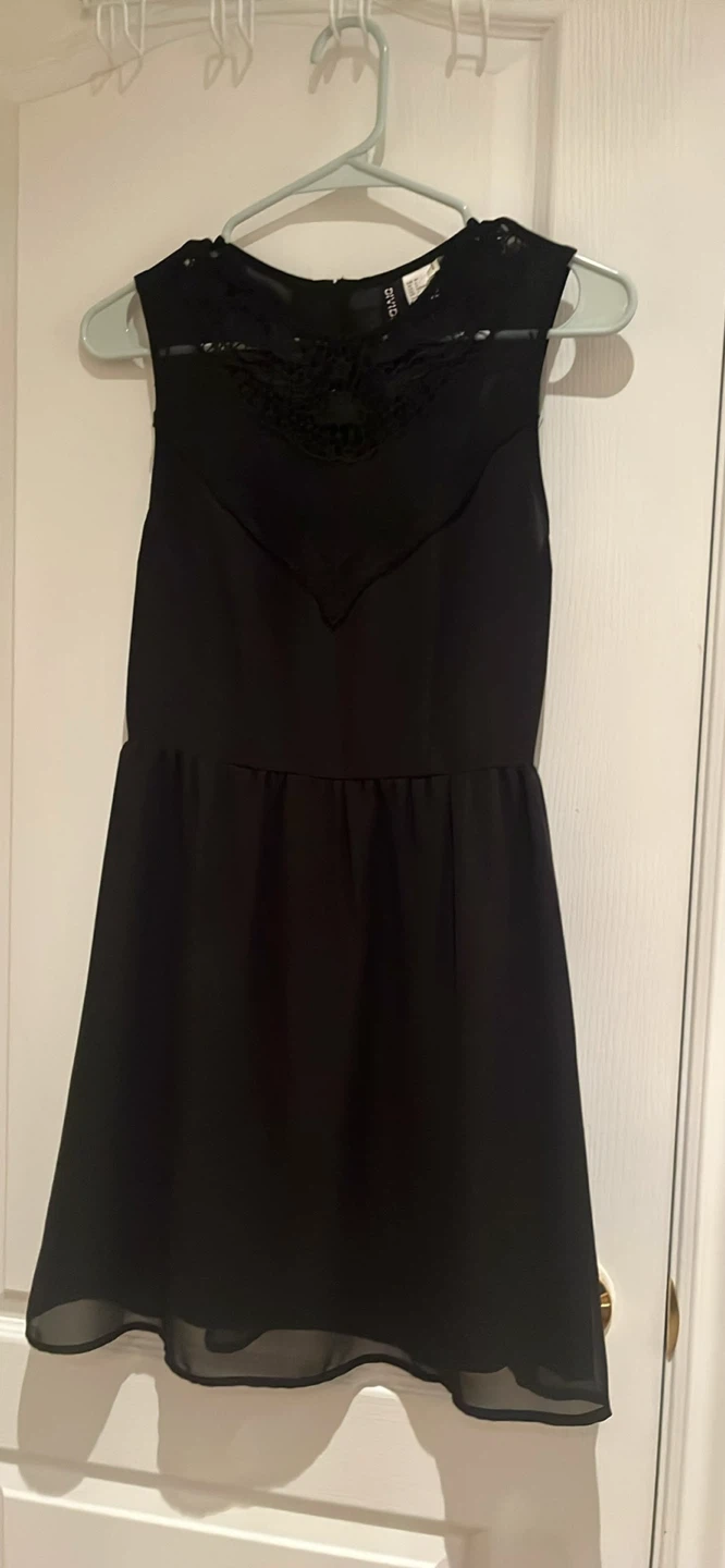 H&M DIVIDED Black Sleeveless Lace Dress