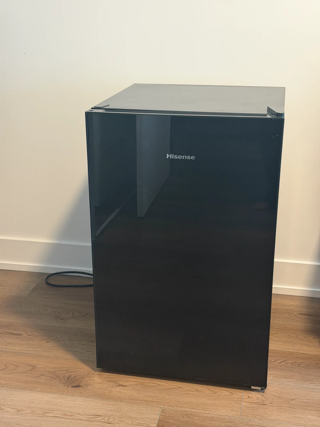 Mini Fridge Hisense 4.4Cu.