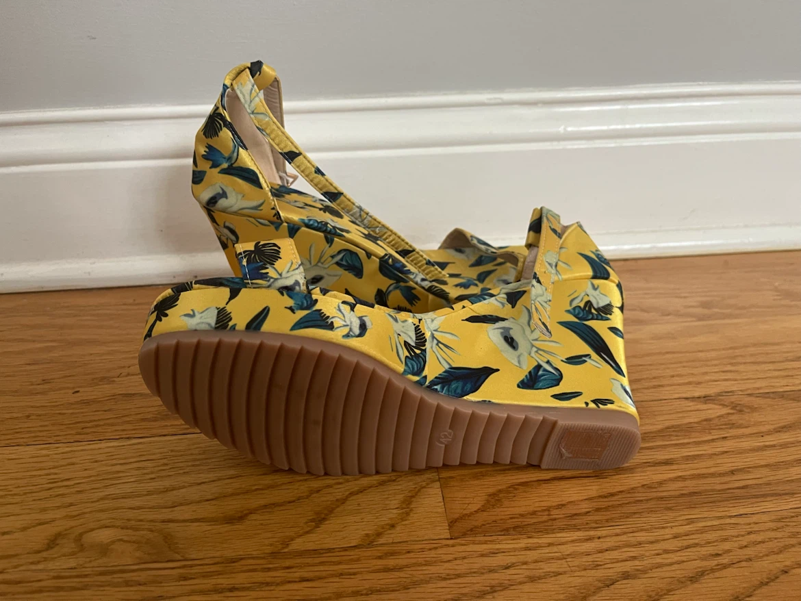 Yellow floral print wedge sandals - photo 2