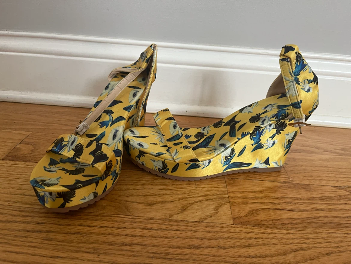 Yellow floral print wedge sandals - photo 3