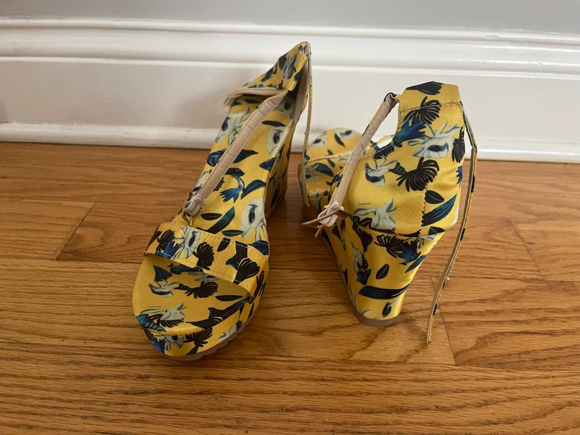 Yellow floral print wedge sandals - photo 4