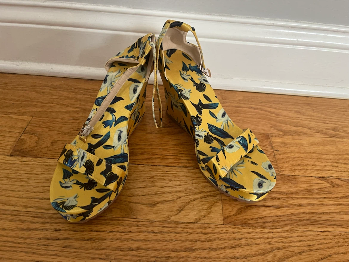 Yellow floral print wedge sandals - photo 5