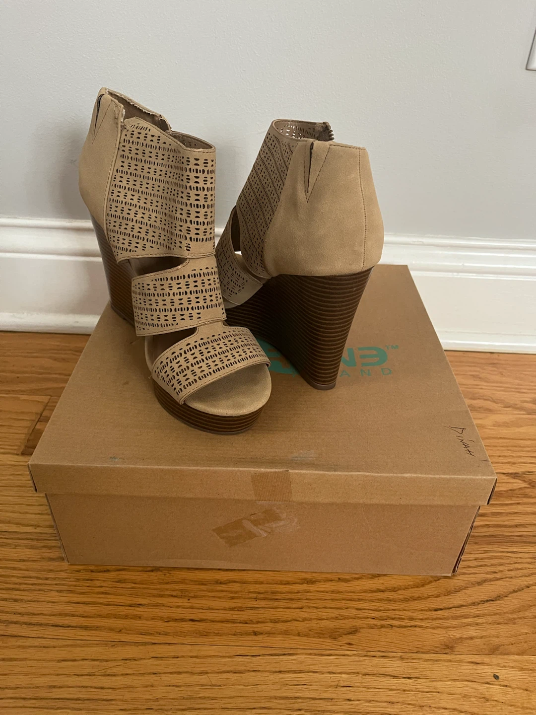 Parker & Sky Beige Wedge Sandals - photo 5
