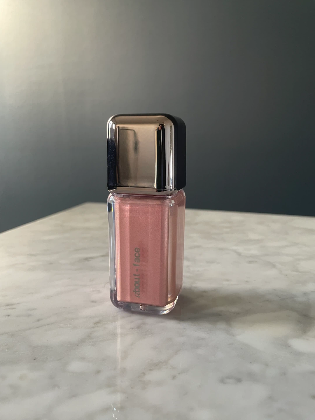 About Face Light Lock Highlight Fluid (Roses In The Wall)