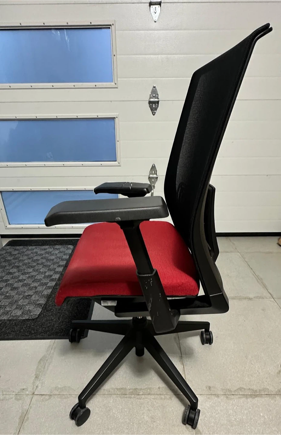 Office chair with mesh back and red seat - photo 2
