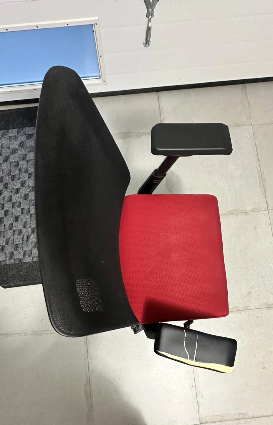 Office chair with mesh back and red seat - photo 3