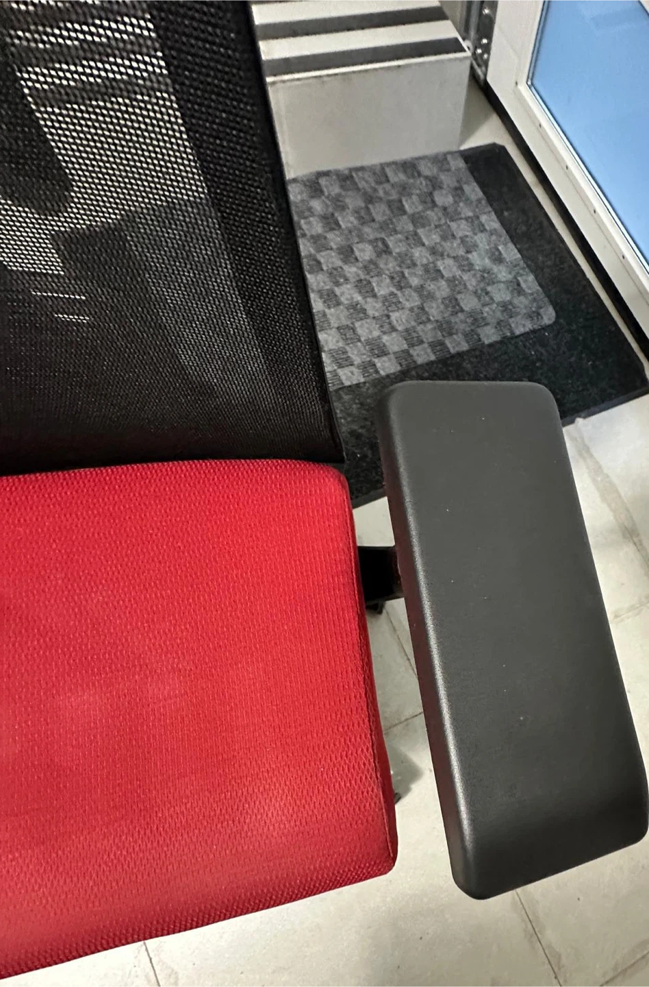 Office chair with mesh back and red seat - photo 4