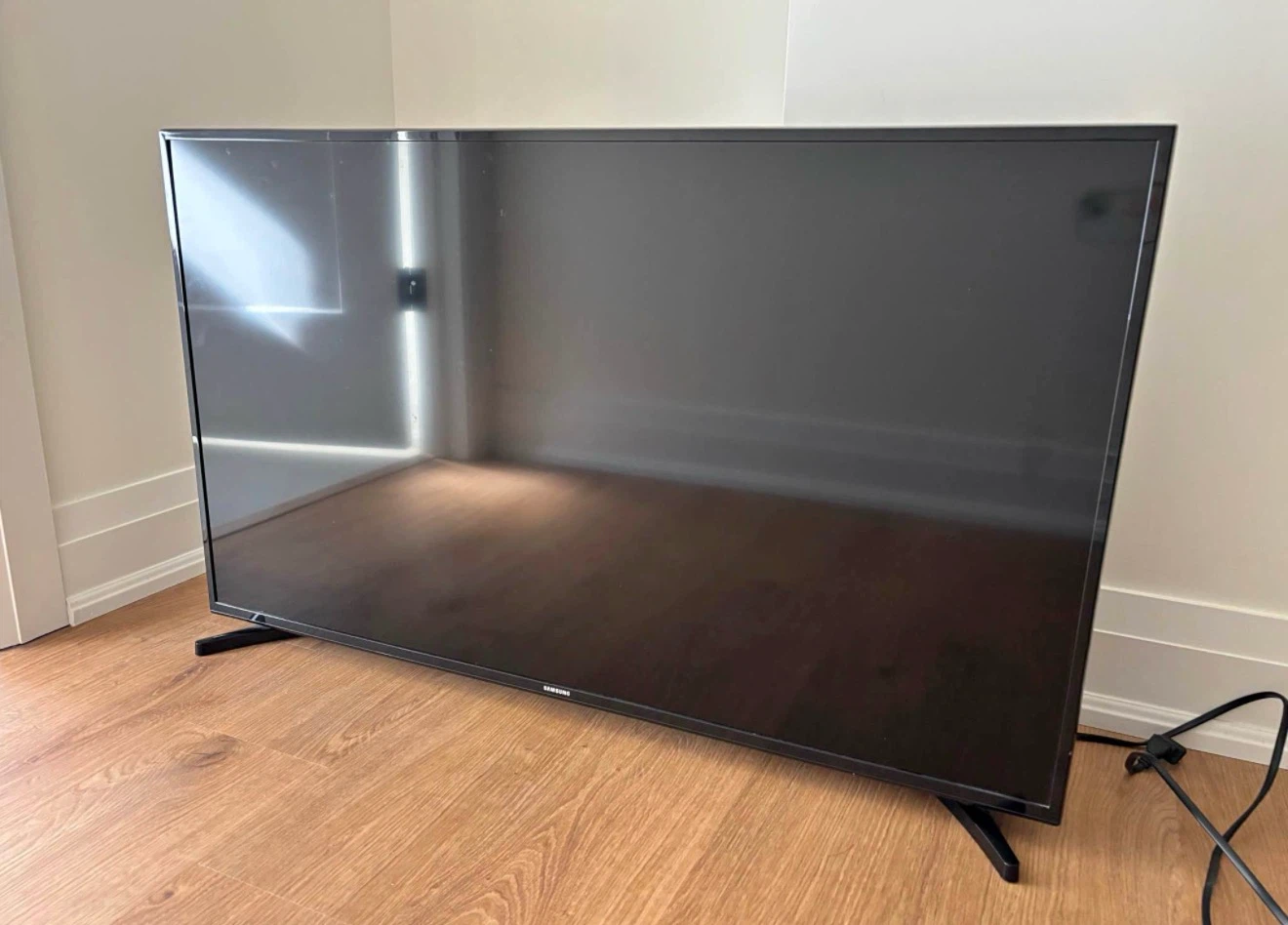 Samsung smart tv 43 inch and tv table both for sale